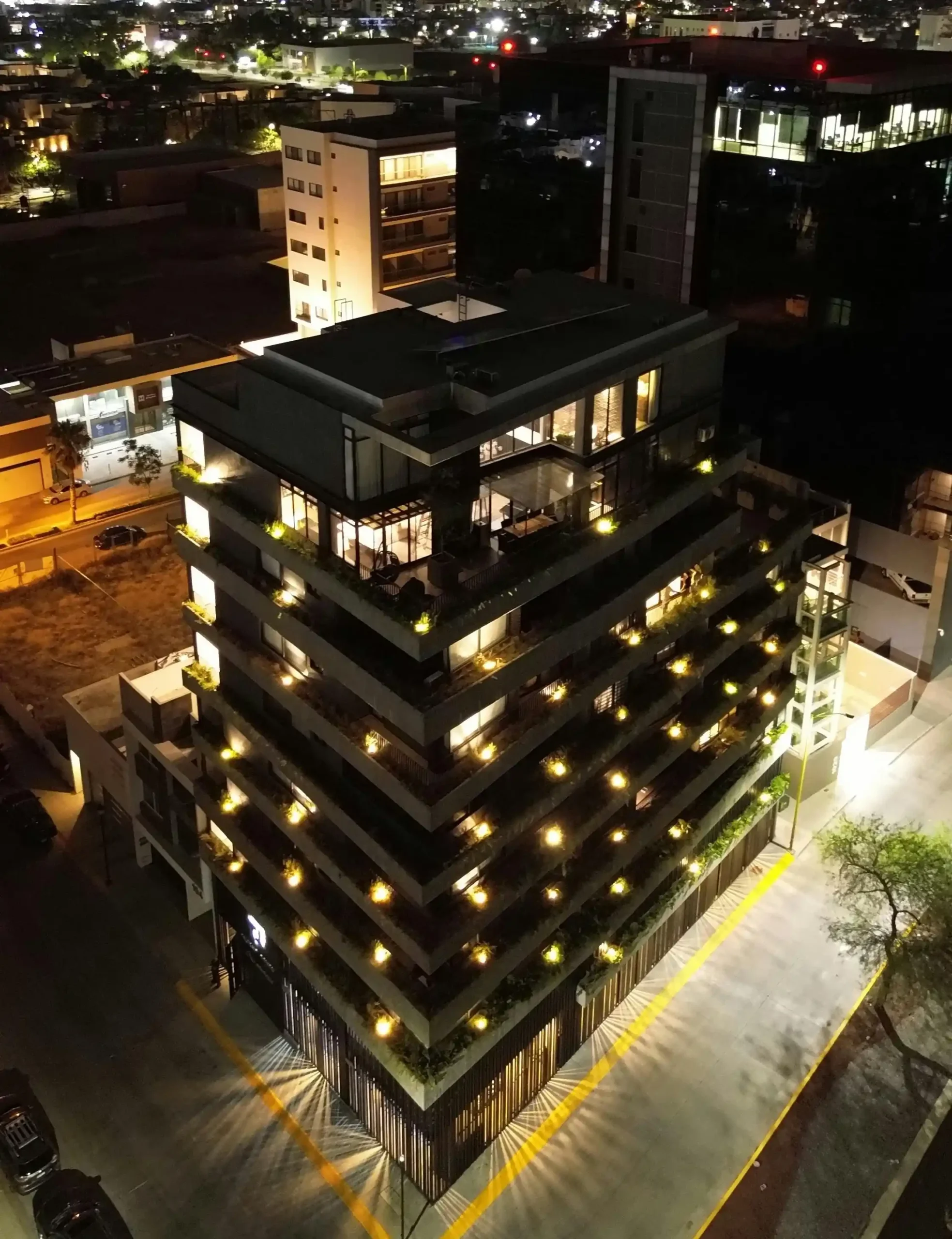 Fachada vista aérea de noche
