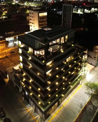 Fachada vista aérea de noche